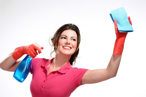 Local cleaner handling high-level glazing in SE16